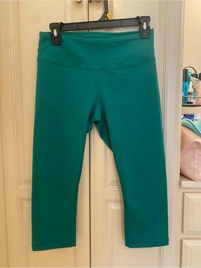 The North Face Kelly Green Cropped Leggings- women